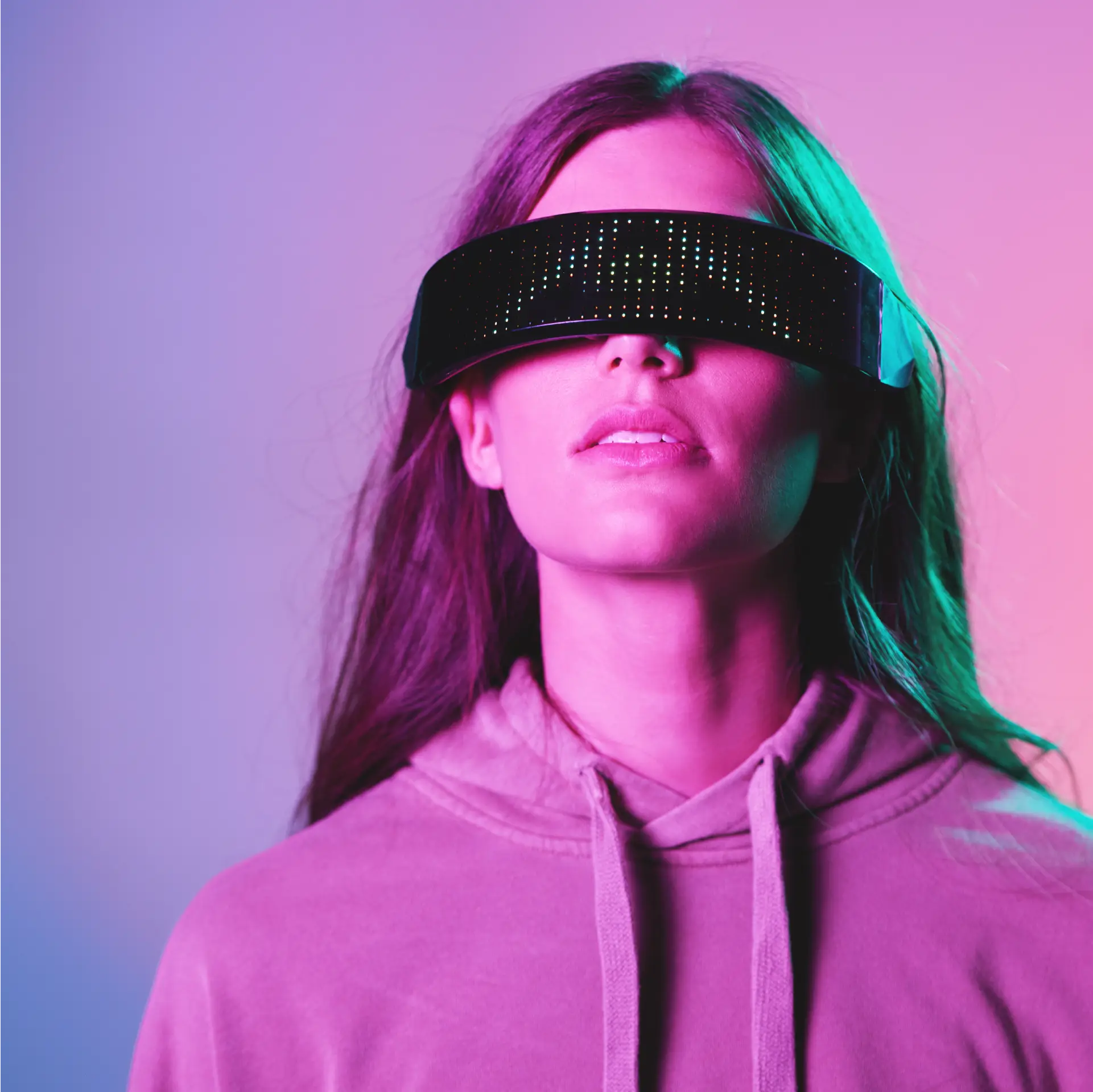 Una mujer usando un casco de realidad virtual.